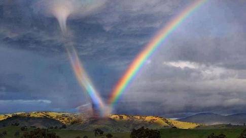 Un tornado che inghiotte un arcobaleno (foto falsa)